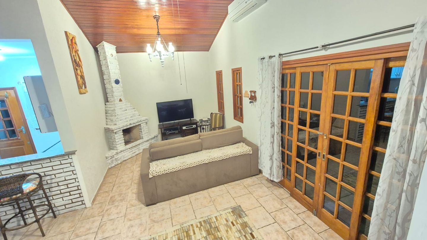 Sala de estar com lareira da Casa térrea REF. 82708 no Condomínio Horizonte Azul, em Itupeva